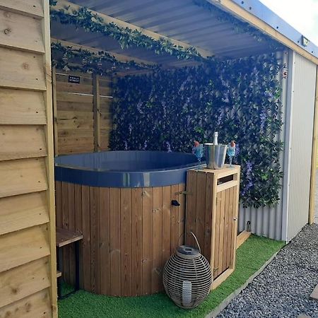 Anglesey New Modern Shepherds Hut With Spa Hot Tub Gwalchmai Екстериор снимка