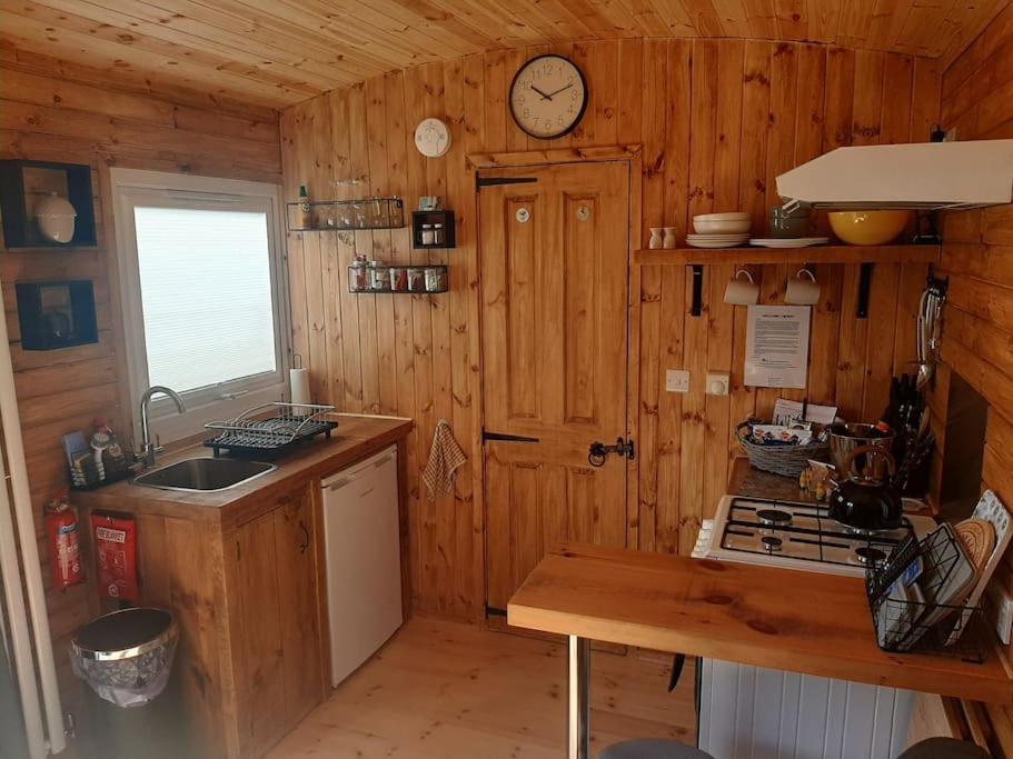 Anglesey New Modern Shepherds Hut With Spa Hot Tub Gwalchmai Екстериор снимка