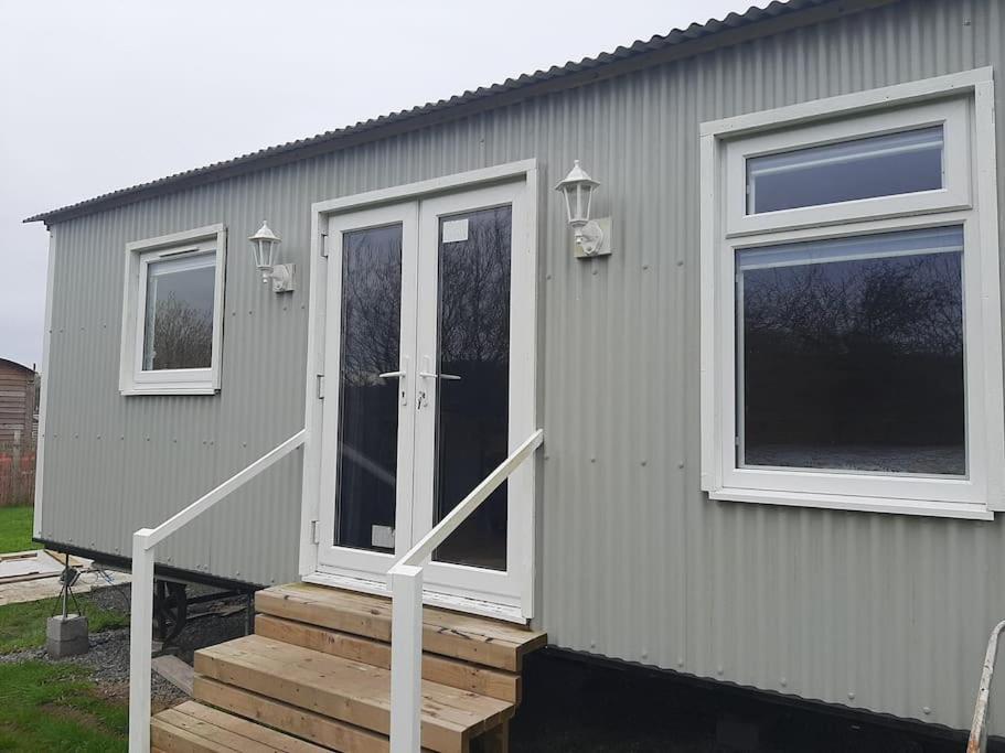 Anglesey New Modern Shepherds Hut With Spa Hot Tub Gwalchmai Екстериор снимка