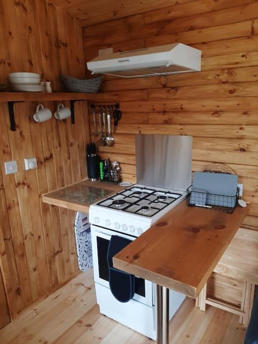 Anglesey New Modern Shepherds Hut With Spa Hot Tub Gwalchmai Екстериор снимка