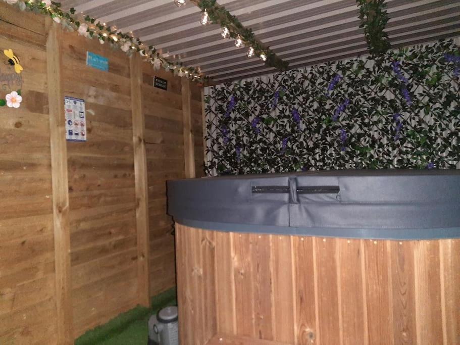 Anglesey New Modern Shepherds Hut With Spa Hot Tub Gwalchmai Екстериор снимка