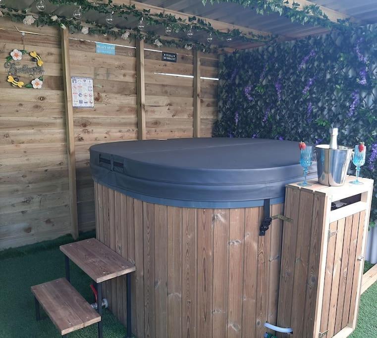 Anglesey New Modern Shepherds Hut With Spa Hot Tub Gwalchmai Екстериор снимка